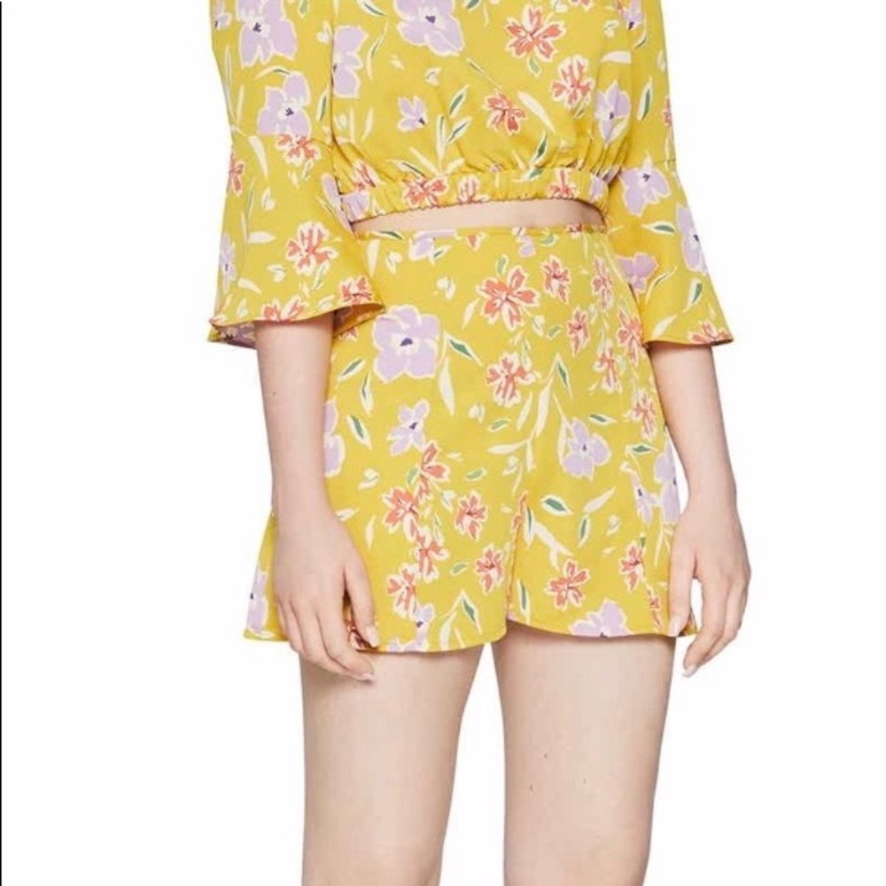 💛 NEW BCBGeneration yellow floral shorts 2